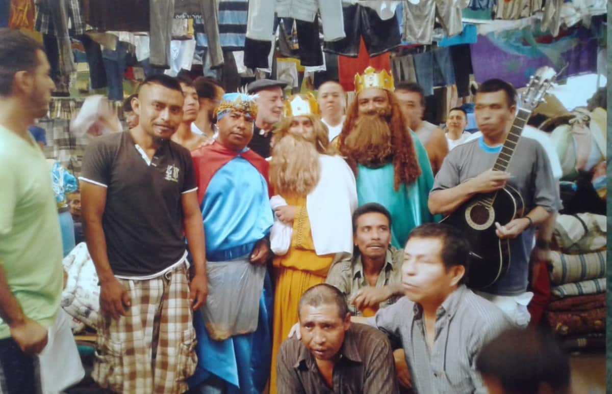 José Manuel Santos, con los presos, celebrando la llegada de los Reyes Magos a la prisión.