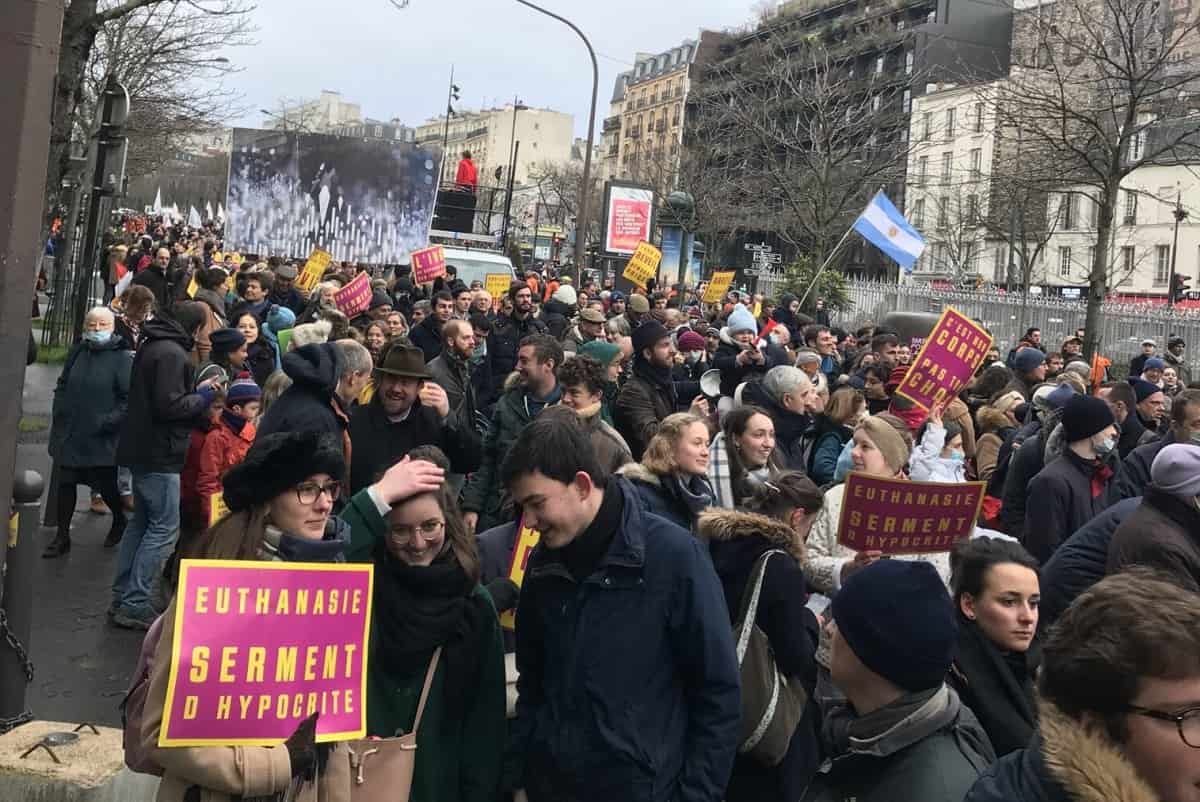 Marcha por la Vida 2022 en París - carteles contra el aborto y la eutanasia
