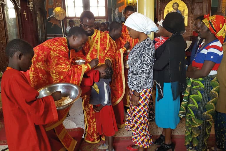 Fila para comulgar en una comunidad ortodoxa en Congo... ¿seguirán a Alejandría o a Moscú?