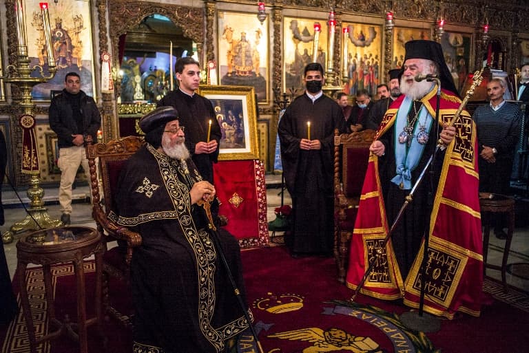 El Papa copto, Tawadros, sentado, con el Patriarca griego de Alejandría, Teodoro, de pìe