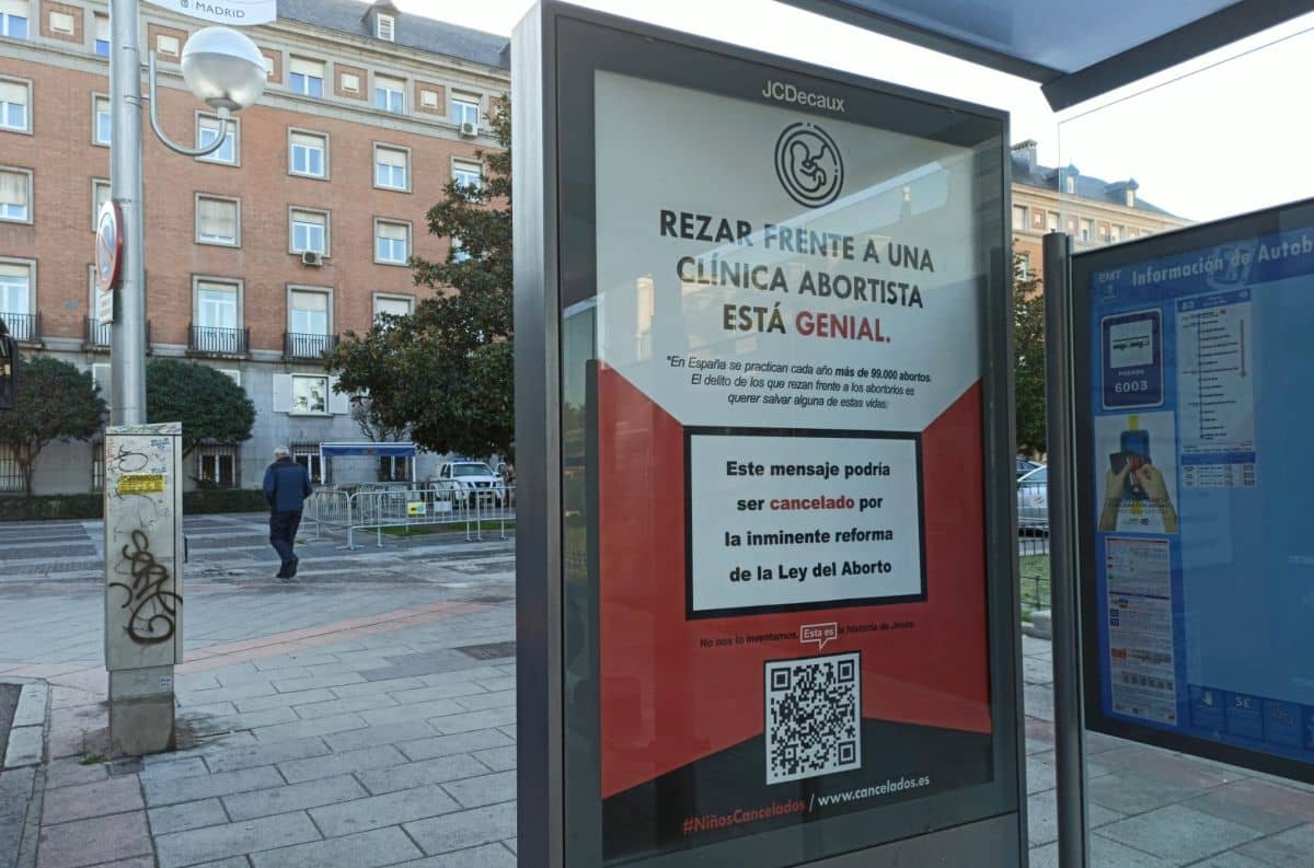 Una marquesina en Madrid de la campaña Cancelados a favor de rezar ante clínicas abortistas