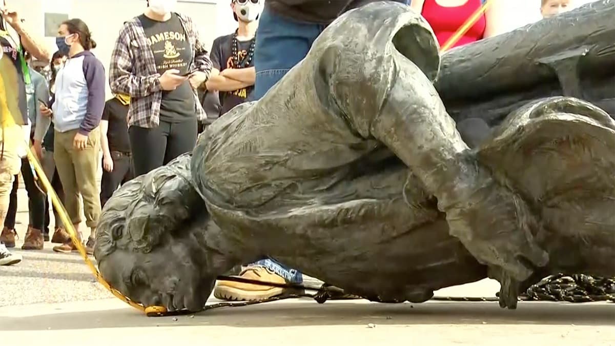 Activistas woke derriban la estatua de Colón de Saint Paul, Minnesota, en junio de 2020