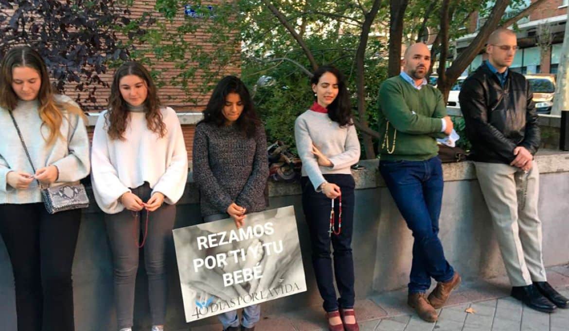 Jóvenes de 40 Días por la Vida en España rezan con rosario ante clínicas abortistas