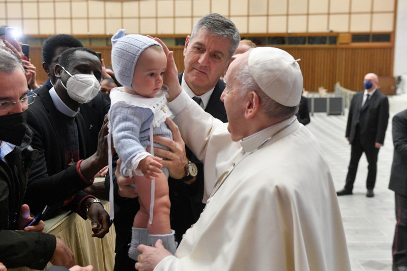 Papa Francisco con un niño. 