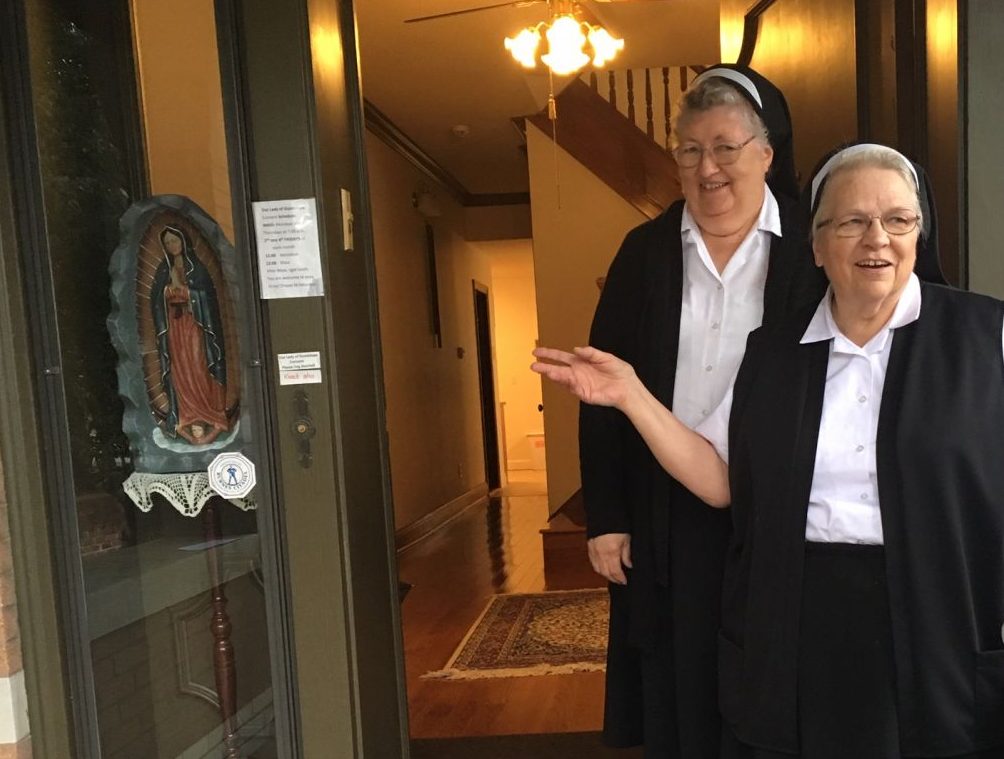 Las hermanas franciscanas Delores Vogt y Sue Ann.
