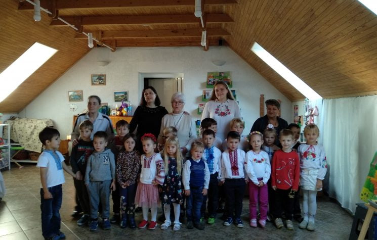 Dominicas de Kiev en su casa para niños necesitados - la Hna.María Mayo, a la derecha con jersey oscuro