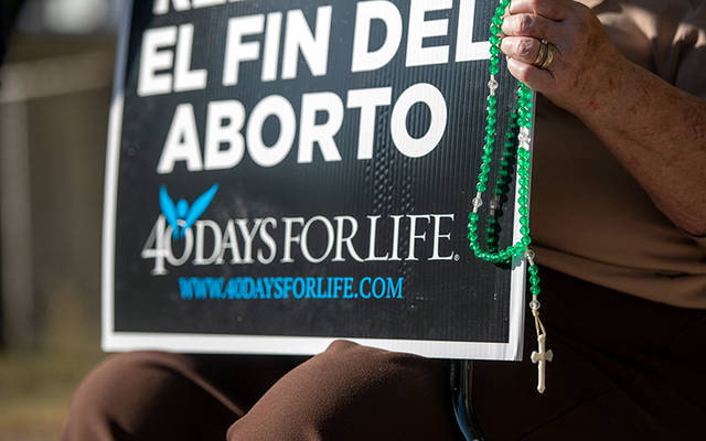 40 Días por la Vida es una campaña de oración ante centros abortistas - muchos optan por el rosario