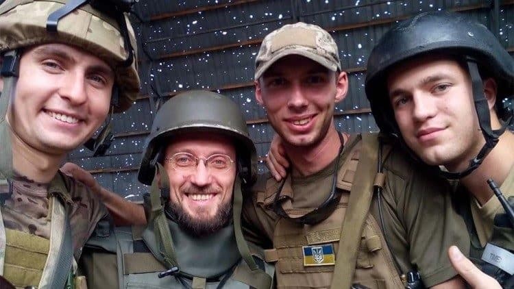 Andriy Zelinskyy, en el medio, con soldados ucranianos