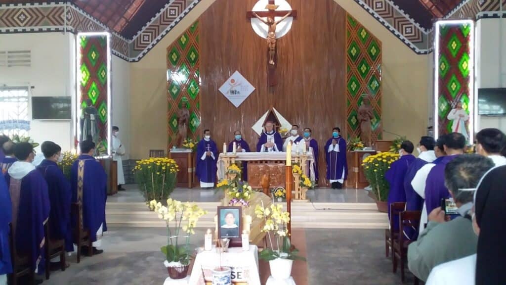 Misa por Joseph Tran Ngoc Thanh presidida por el obispo