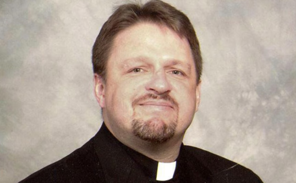 El sacerdote Stuart Long.