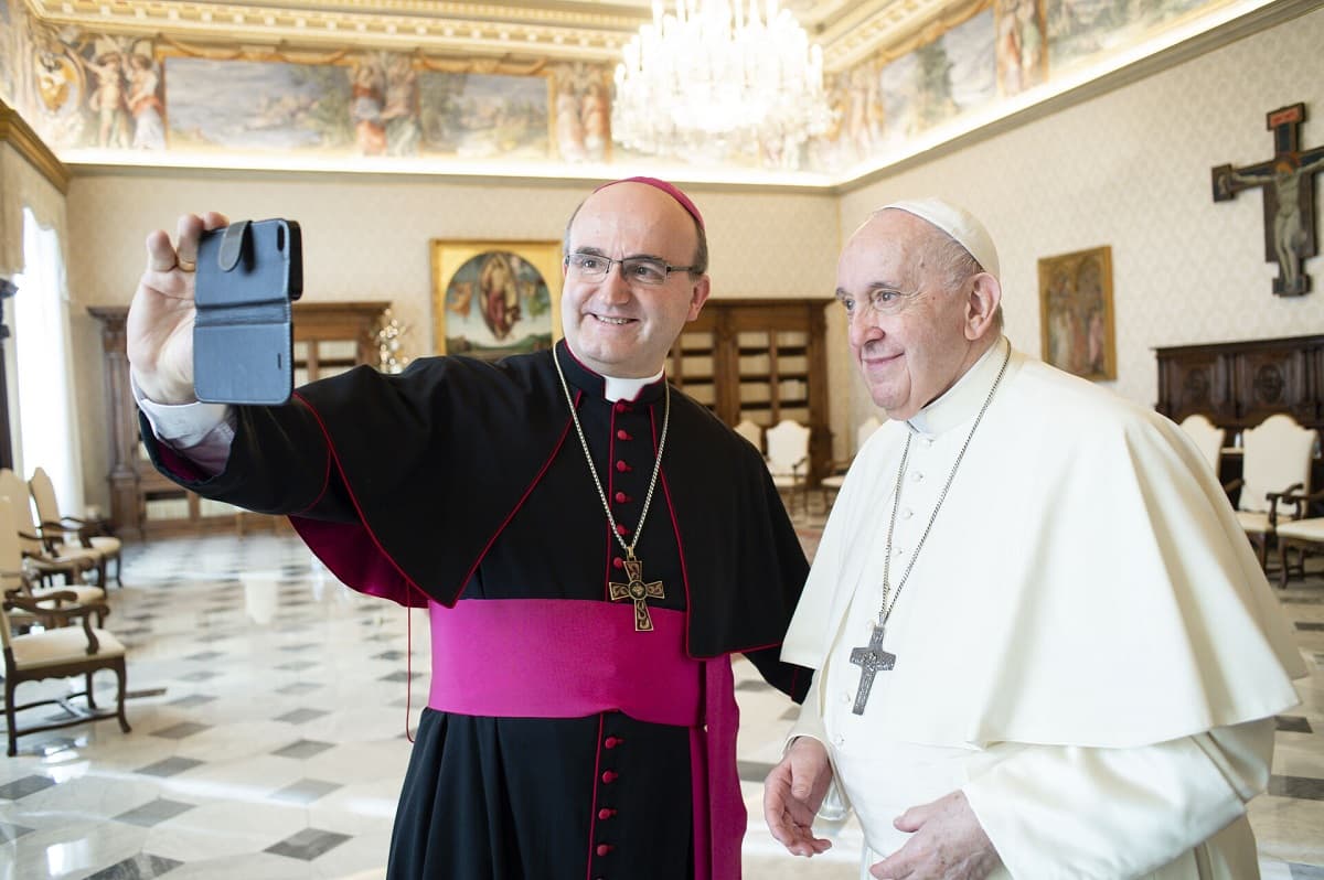 El Papa Francisco con el obispo José Ignacio Munilla, hoy obispo de Alicante