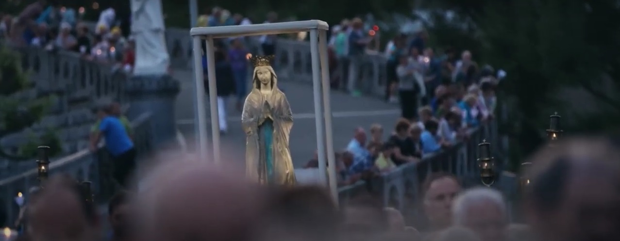 Procesión con la Virgen y velas en Lourdes