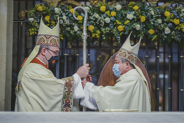 El Nuncio entrega el báculo al nuevo obispo de Orihuela Alicante
