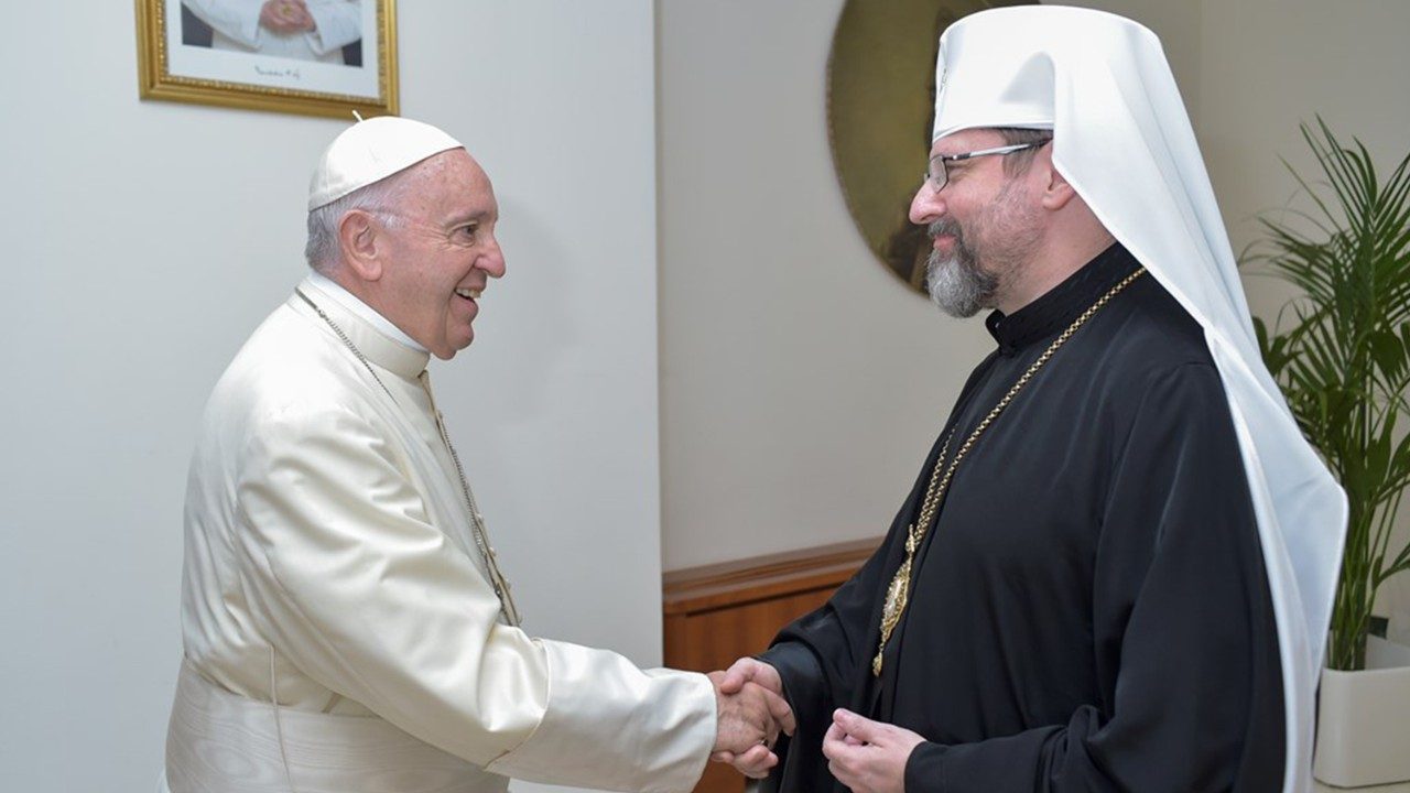 Monseñor Sviatoslav Shevchuk con el Santo Padre en una visita al Vaticano.