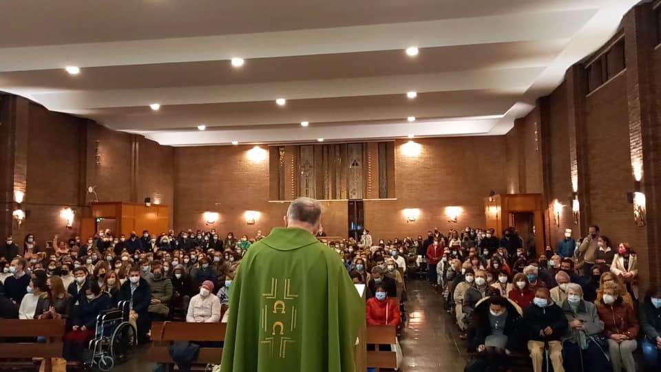 lleno total en la misa de sanación del padre Kelly en San Dámaso, en Madrid, el lunes 14 de febrero