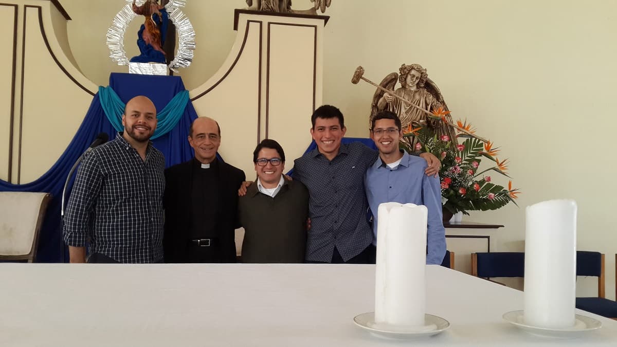 Otto Fernando Arana junto a otros seminaristas