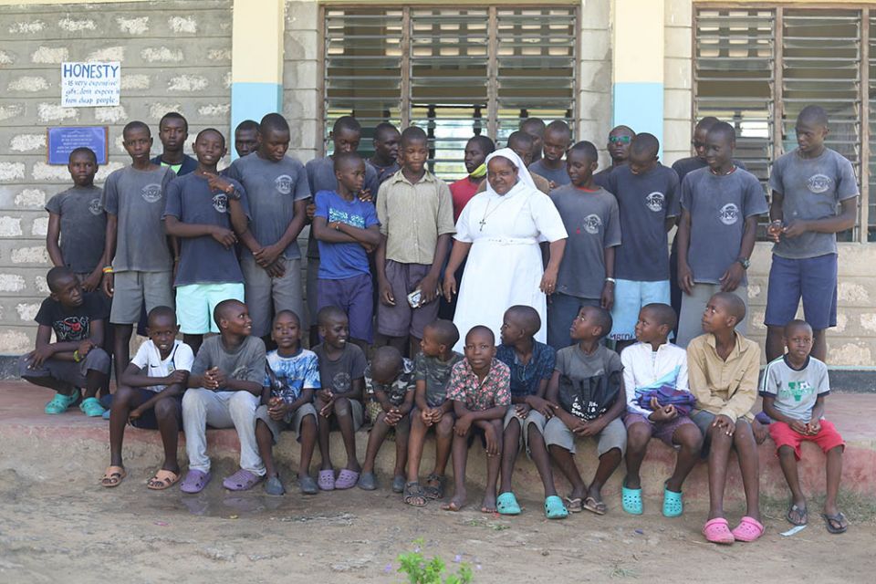 Malika con niños y jóvenes en Gransons of Abraham Rescue Center. 