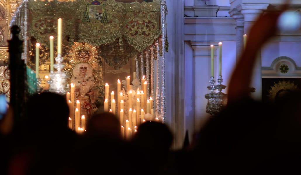 La salida de la Macarena es uno de los momentos fuertes de la Semana Santa sevillana en Parasceve