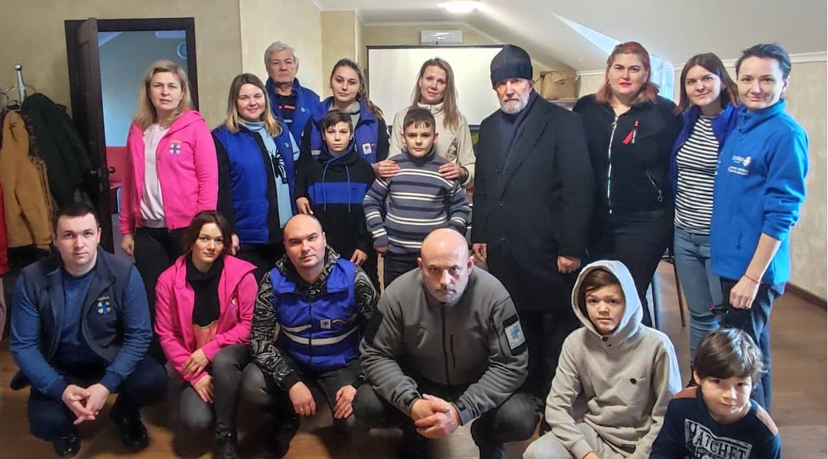 Voluntarios de Cáritas Donetsk y su director, el padre Pantelyuk, con su gorro negro