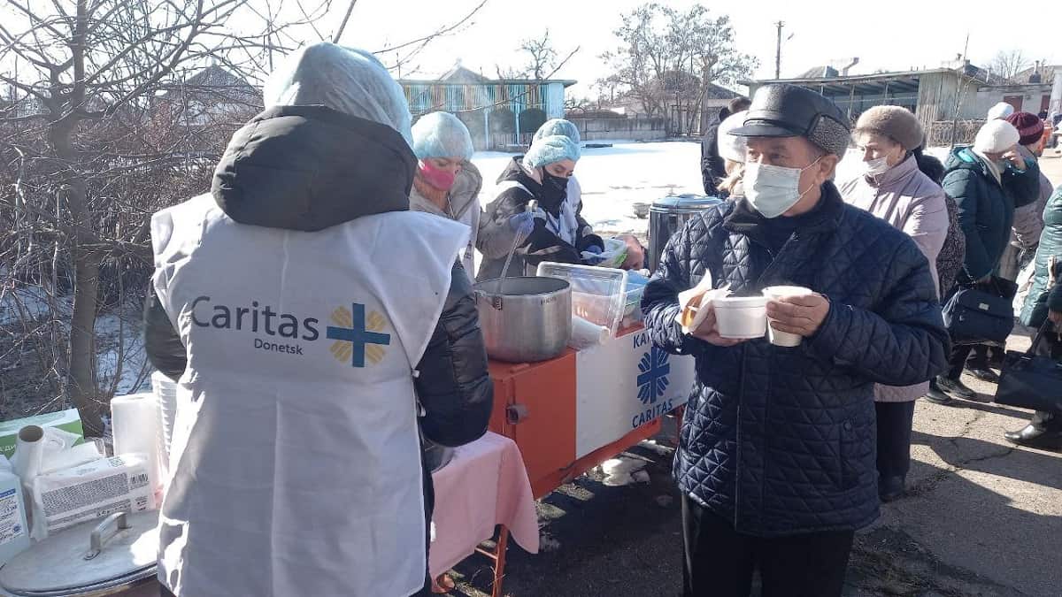 Voluntarios de Cáritas Donetsk reparten comidas calientes