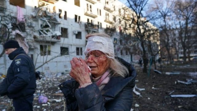 Mujer ucraniana herida en un bombardeo ruso