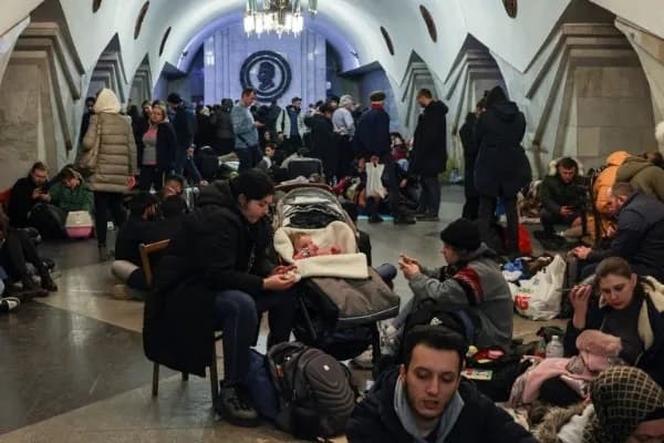 Miles de ucranianos han dormido en el interior del Metro para evitar los bombardeos rusos