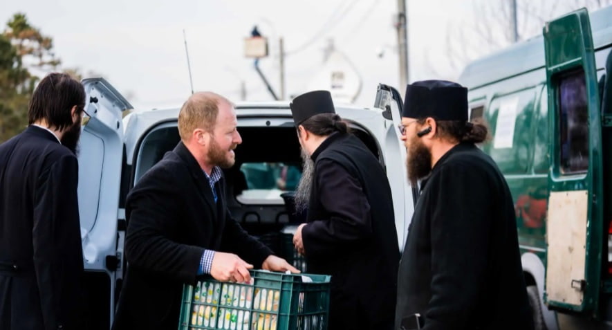 Curas ortodoxos rumanos ayudan en el reparto de comida en la frontera con Ucrania - foto de Irina Ursachi