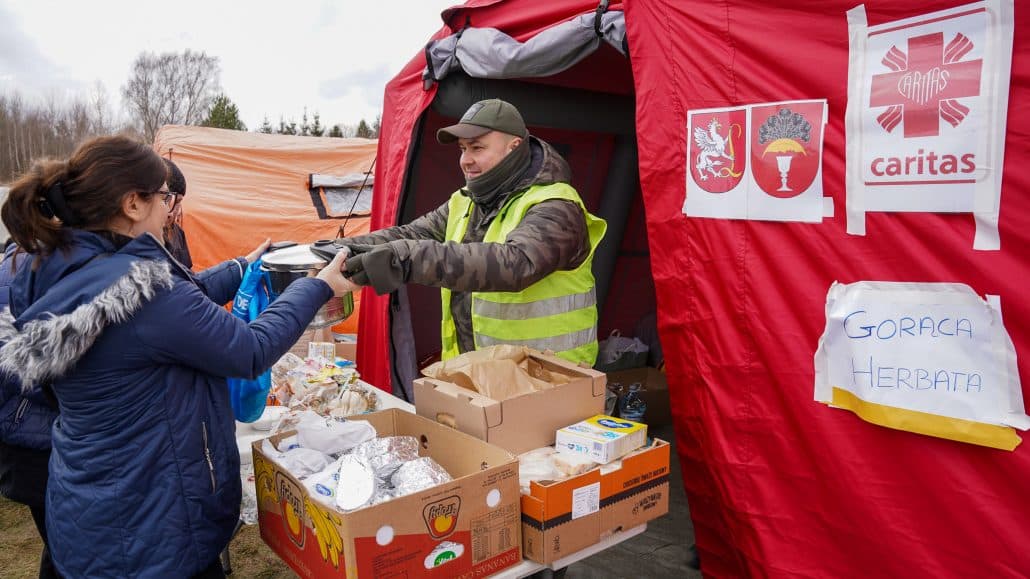 Voluntarios polacos de Cáritas reparten comidas y paquetes de acogida en la frontera con Ucrania