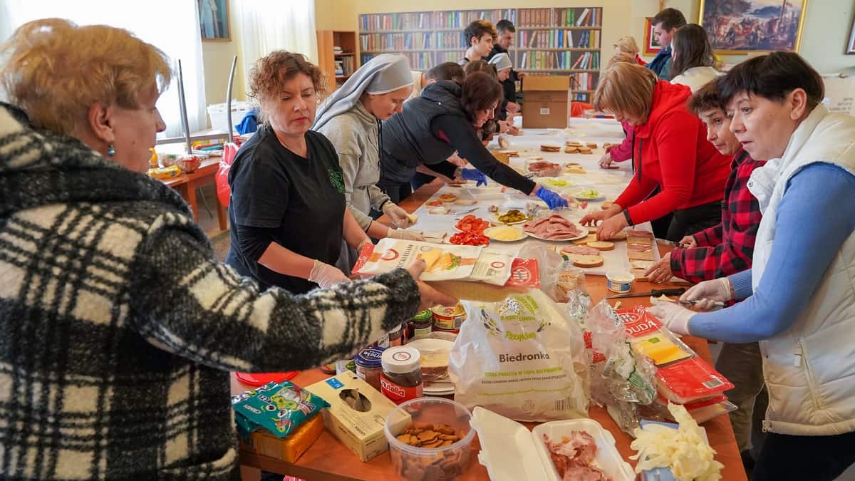 Voluntarias polacas colaboran con Cáritas Polonia para preparar paquetes de comida para refugiados ucranianos