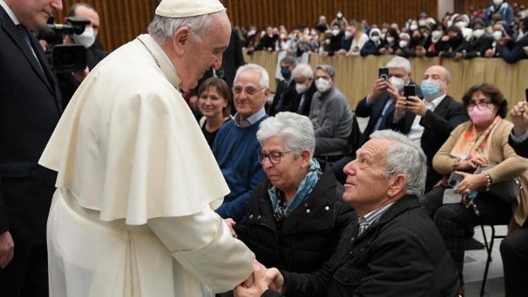 El Papa Francisco con ancianos en la catequesis del Miércoles de Ceniza de 2022