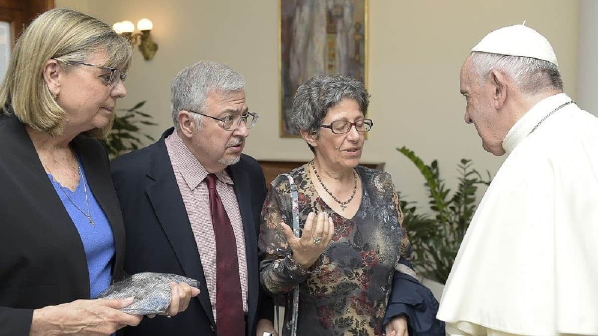 Dale Recinella y su mujer saludan al Papa Francisco