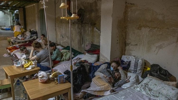 Niños y madres en el sótano del hospital pediátrico de Kiev, ciudad bombardeada por el ejército ruso