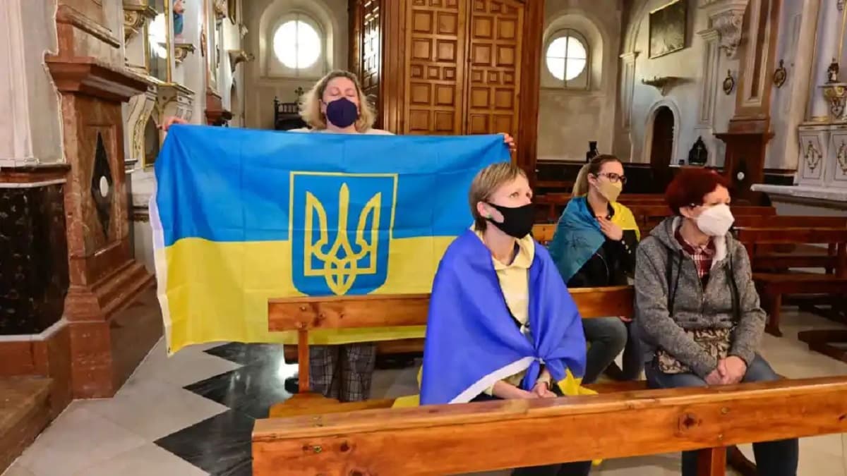 Ucranianos que viven fuera de su país rezan por la paz