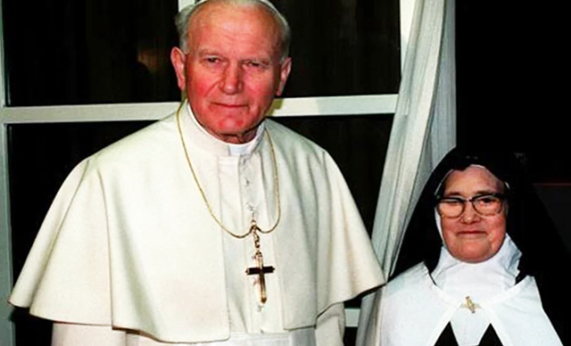 El Papa Juan Pablo II con Sor Lucía.