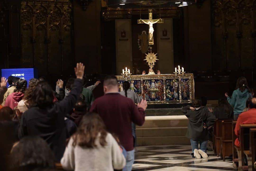 Catequistas de LifeTeen en adoración eucarística en el encuentro de 2022 en Montserrat