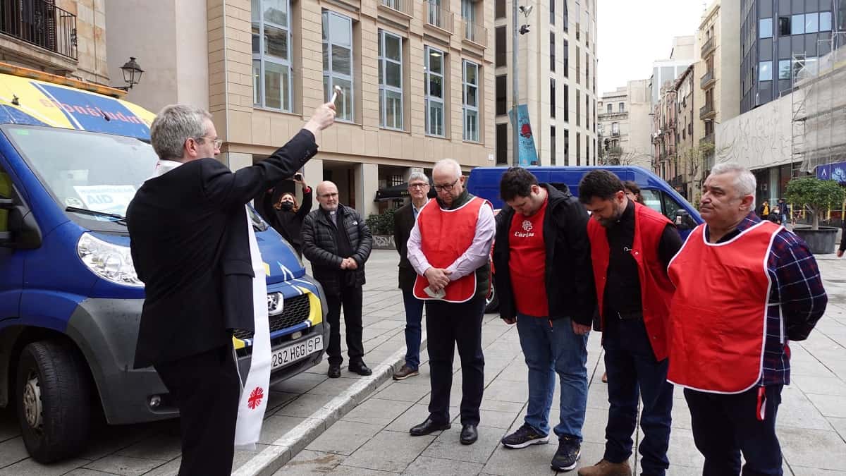 Obispo Javier Vilanova bendice a voluntarios y conductores de las ambulancias que Cáritas envía a Ucrania desde Barcelona