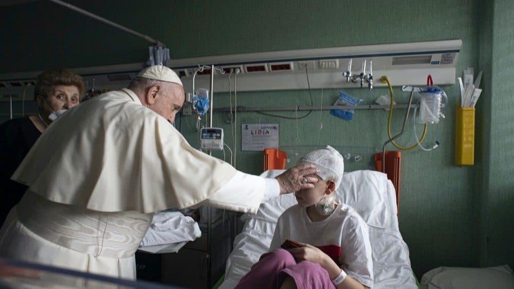 El Papa Francisco con una de las 4 niñas ucranianas de Bucha, recuperándose de heridas graves