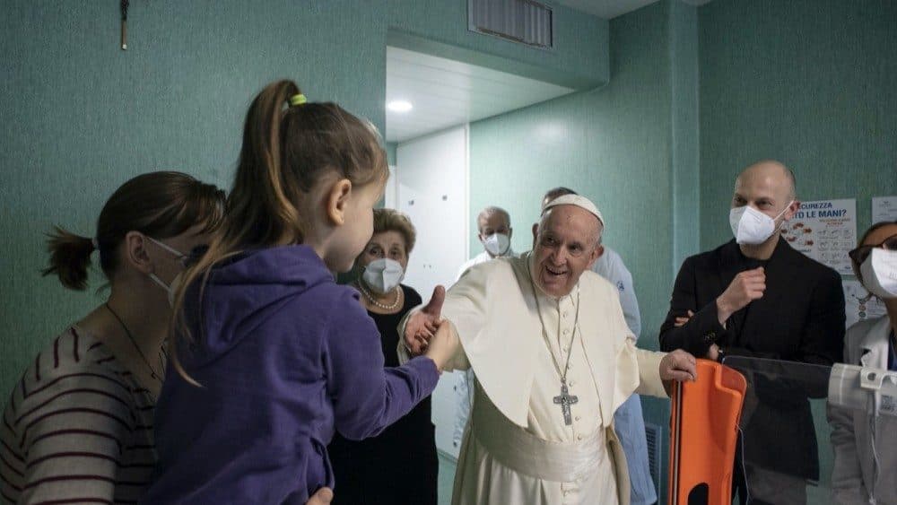 Francisco visita niños ucranianos en el Hospital infantil Bambino Gesù