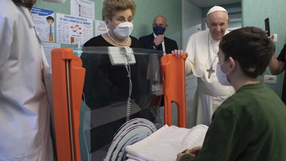 Papa Francisco y Mariella Enoch visitan niños ucranianos en Hospital Niño Jesús de Roma