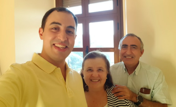 El seminarista Ángel Rodríguez Sánchez-Conde con sus padres