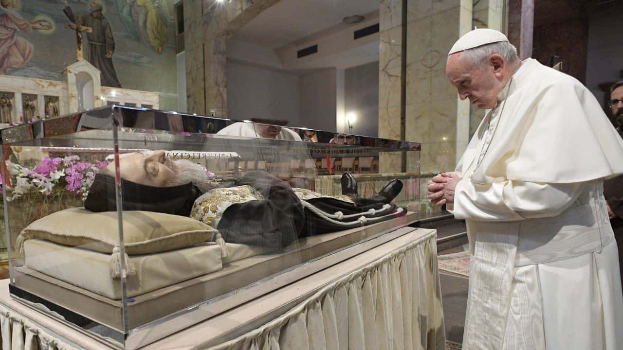 El Papa Francisco, ante los restos del Padre Pío