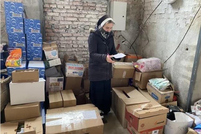 La Hermana Frantsyska supervisa los almacenes de Caritas Spes Ucrania en Zhitómir