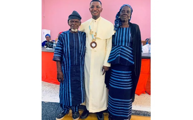 El seminarista nigeriano Idris Moses, acompañado por su familia.