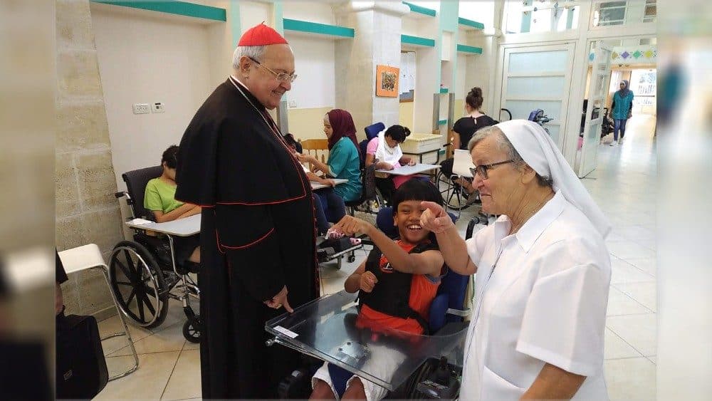 El cardenal Sandri en una obra caritativa para niños de la Iglesia en Tierra Santa en 2019