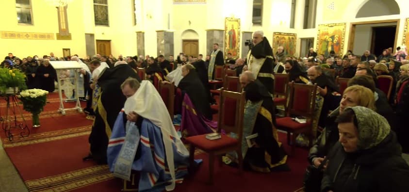 Fieles y obispos grecocatólicos se arrodillan en Leópolis en la consagración de Rusia y Ucrania al Inmaculado Corazón de María