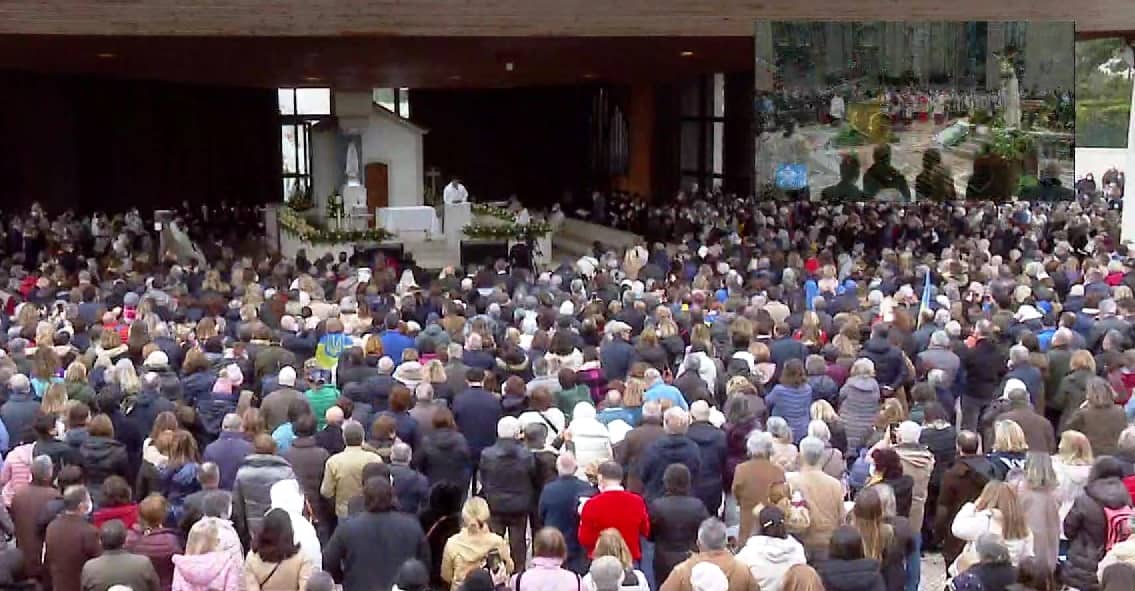 Una multitud de fieles de distintos idiomas acudió a la capelinha del santuario de Fátima para la consagración de Rusia y Ucrania