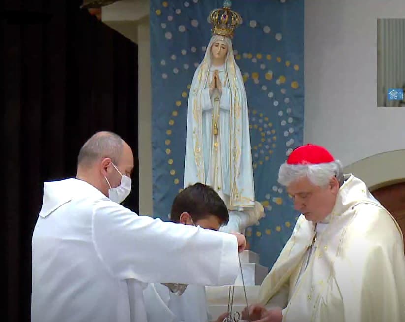 El cardenal Krajewski ante la imagen de Fátima en la capelinha del santuario portugués