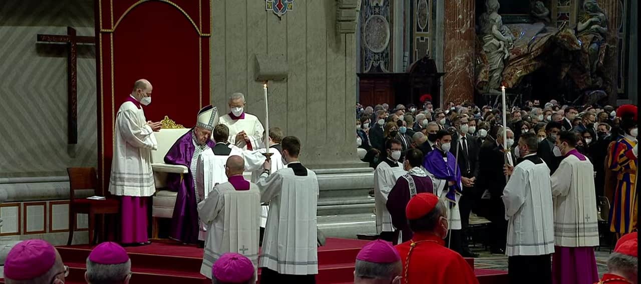 Francisco bendice los lectores del Evangelio en el acto de oración del Día de la Anunciación
