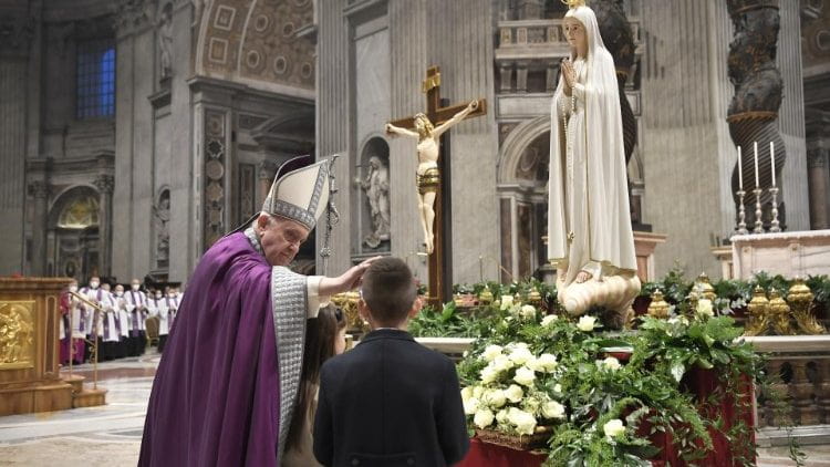 El acto terminó con el Papa rezando con un niño y una niña ante la imagen de Fátima