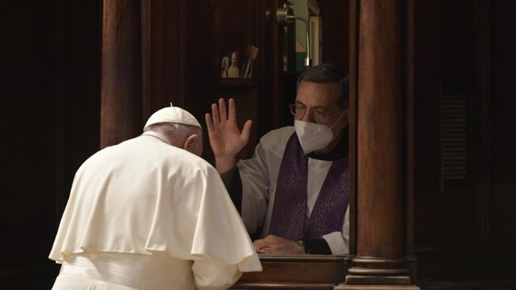 El Papa se confesó, ilustrando su predicación que exhortaba al sacramento de la reconciliación y volver a Dios